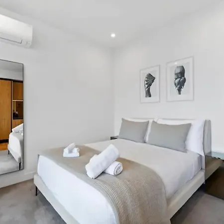 Sleek Modern Studio With Balcony Auckland Exterior photo