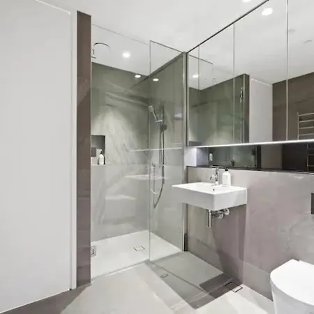 Sleek Modern Studio With Balcony Auckland Exterior photo