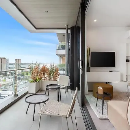 Sleek Modern Studio With Balcony Auckland Exterior photo